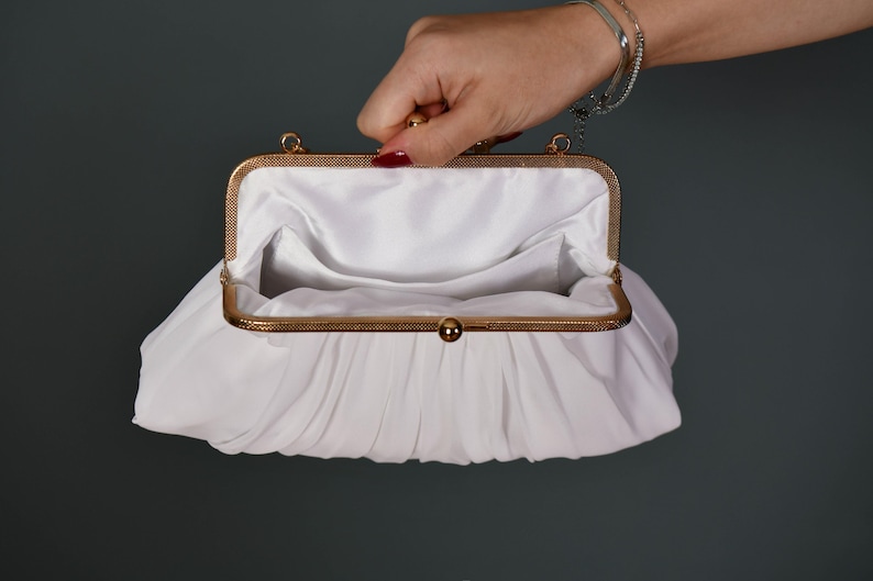 Pochette de mariée ivoire cadre baiser et chaîne dorée