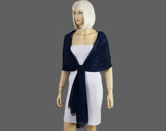 Könnte beinhalten: Ein marineblauer Chiffon-Schal mit Perlenbesatz. Der Schal ist um die Schultern einer Schaufensterpuppe gelegt und vorne gebunden.