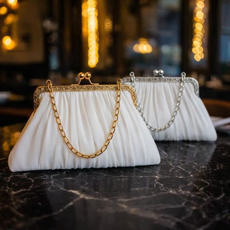 Pochette de mariée ivoire cadre baiser et chaîne dorée