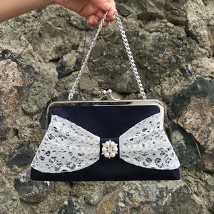 Bolsa clutch azul marinho para noite, sogra, mãe da noiva, mãe do noivo, bolsa clutch com moldura de beijo bordada, azul marinho, branco-sujo