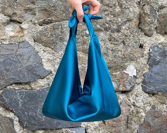 Bolso de bolso de nudo de satén japonés Furoshiki mínimo, satén de bolso de nudo pequeño, bolso de embrague de noche, azul azulado