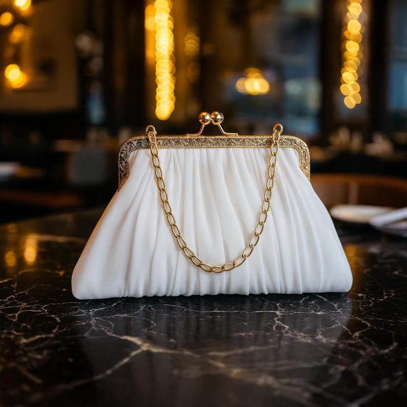 Pochette de mariée ivoire cadre baiser et chaîne dorée