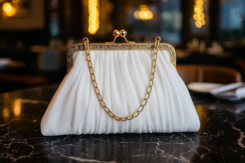 Pochette de mariée ivoire cadre baiser et chaîne dorée