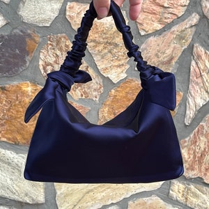Petit sac à main de bal de promo en satin, petit sac simple et élégant en satin - Bleu marine
