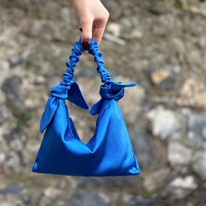 Mała satynowa wieczorowa torebka na bal, prosta mała satynowa elegancka torebka, niebieska, CIEMNONIEBIESKA