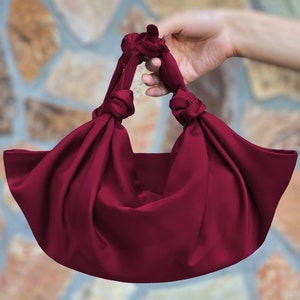 REDÉSIGNÉ Sac à main Furoshiki en satin, petit sac avec nœud en satin, pochette pour une occasion spéciale, bordeaux, couleur bordeaux au choix image 1