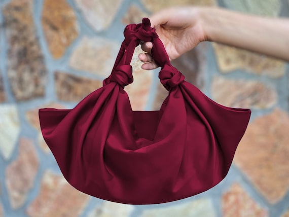 REDESIGNED Furoshiki satijnen handtas met knoop kleine satijnen tas met knoop clutch voor speciale gelegenheden bordeaux wijnkleuroptie Etsy Nederland