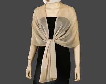 Könnte beinhalten: Ein durchsichtiger beigefarbener Schal mit einem Knoten vorne. Der Schal ist aus einem leichten Stoff gefertigt und perfekt, um jedem Outfit einen Hauch von Eleganz zu verleihen.