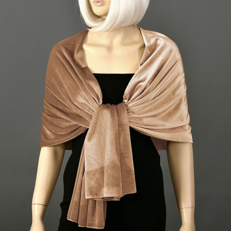 how to wear velvet shawl
