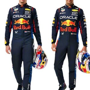 Może przedstawiać: Dwa kombinezony wyścigowe w kolorze ciemnego granatu z jasnoniebieskimi panelami bocznymi, ozdobione logo Oracle Red Bull Racing, Honda oraz napisami Bybit. Każdy kombinezon ma wysoki kołnierz, długie rękawy, zamek błyskawiczny i kask wyścigowy.