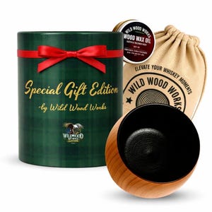 Puede incluir: Un juego de regalo de Wild Wood Works, con un cilindro verde a cuadros con un lazo rojo, un cuenco de madera con interior negro, una bolsa de lona y una lata de aceite de cera para madera. El cilindro dice "Special Gift Edition".