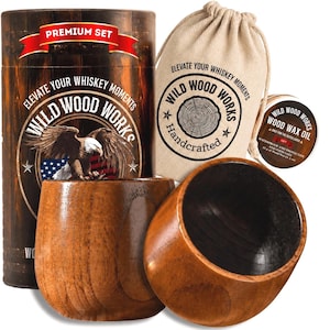 Puede incluir: Un juego de whisky de madera con dos tazas de madera, una bolsa de lona y un recipiente en forma de barril de madera. El juego incluye un pequeño recipiente de aceite de cera de madera. El barril y la bolsa tienen el texto "Wild Wood Works".