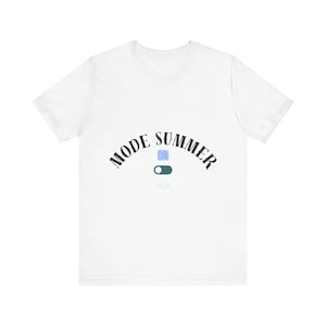 Puede incluir: Camiseta blanca con el texto "MODE SUMMER ON" en fuente curva. Debajo del texto hay un interruptor basculante azul y verde, y el número "2020".