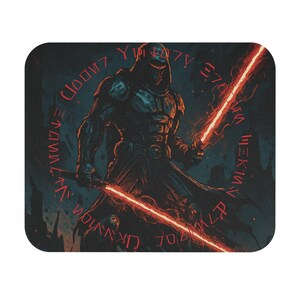 Puede incluir: Un posavasos rectangular oscuro con una figura amenazante con un casco y sables de luz rojos brillantes. El personaje está rodeado de texto estilizado rojo. El fondo es un paisaje oscuro y ominoso.