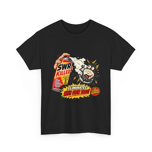 Puede incluir: Una camiseta negra con un gráfico de una mano sosteniendo un aerosol rojo y amarillo etiquetado como SWR KILLER. El diseño incluye el texto ELIMINATES HIGH SWR FAST, FOR STUBBORN MISMATCHES y un personaje de dibujos con un medidor SWR.