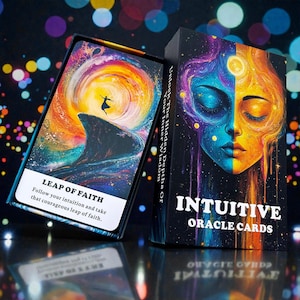 Puede incluir: Una taza de cerámica blanca con un asa negra y el texto "But first, coffee" en negro, con una fuente de estilo manuscrito. La taza está sobre una superficie blanca.