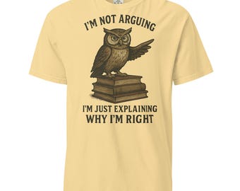 Puede incluir: Camiseta amarilla clara con un gráfico de un búho marrón sobre libros. El texto dice "I'M NOT ARGUING I'M JUST EXPLAINING WHY I'M RIGHT" en negro y en negrita. La camiseta está hecha de un material suave y es adecuada para uso casual.
