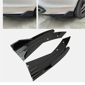 Może przedstawiać: Czarne przedłużenia progów bocznych do samochodu. Na zdjęciu widać dwa błyszczące, czarne przedłużenia progów bocznych, z zbliżeniem na tył samochodu. Przedłużenia mają elegancki, aerodynamiczny kształt z otworami montażowymi.