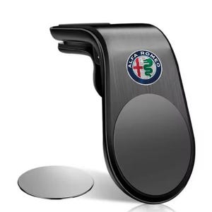 Może przedstawiać: Czarny uchwyt samochodowy do telefonu na kratkę wentylacyjną z logo Alfa Romeo. Uchwyt ma szczotkowane metalowe wykończenie i okrągły obszar magnetyczny. Zawiera oddzielną okrągłą metalową płytkę.