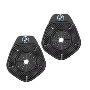 Könnte beinhalten: Zwei schwarze Untersetzer für Getränkehalter im Auto mit einem Rautenmuster und einem BMW-Logo. Jeder Untersetzer hat ein zentrales kreisförmiges Design mit radialen Linien. Die Untersetzer sind für den Einbau in einen Getränkehalter im Auto konzipiert.