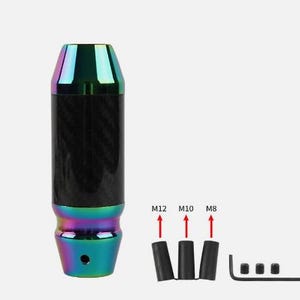 Könnte beinhalten: Ein Schalthebelknauf für ein Auto mit einem Mittelteil aus Kohlefaser und einer mehrfarbigen, irisierenden Oberfläche. Enthält drei schwarze Adapter mit den Bezeichnungen M12, M10 und M8 sowie einen kleinen Inbusschlüssel. Der Knauf ist zylindrisch.