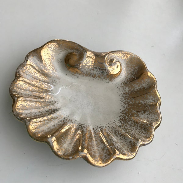 Vintage Ceramic Art Shell Dish//Soap/Trinket/Serving Dish/Vanity Item/Gold Spatter on Ivory/Coastal Beach House Retro Ceramic//Free Shipping