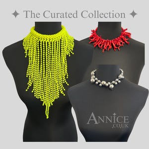 Trinny Style Halsband – Neonfransar, Röd Korall, Silverklot Statement Set