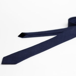 Dark navy blue skinny tie, Blue linen tie, Men&#39;s wedding tie, Navy attire, Royal blue tie, Necktie, Deep blue tie and pocket square,Krawatte