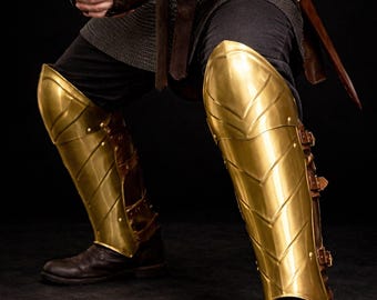 Conjunto de armadura medieval de acero hecha a mano para brazos y piernas con acabado de latón para LARP, cosplay y atuendos renacentistas.