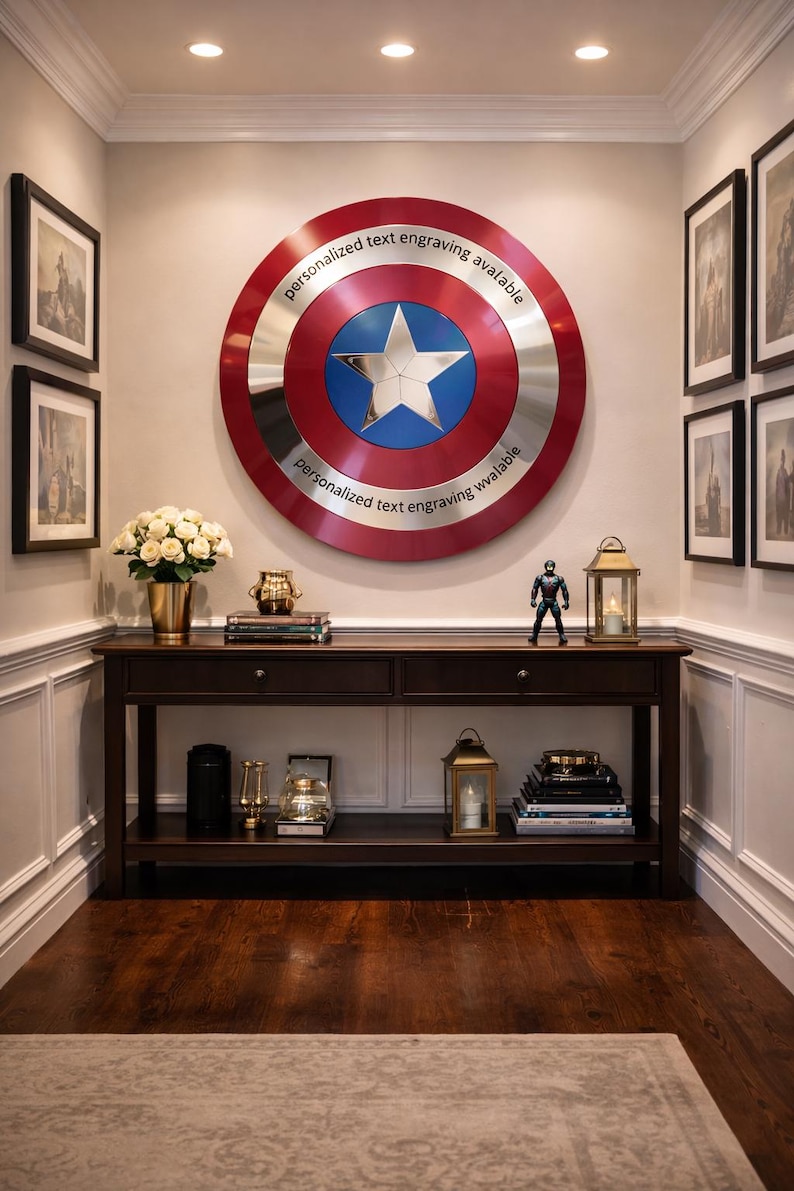 Puede incluir: Una exhibici&oacute;n decorativa de pared con un gran escudo con un anillo exterior rojo y plateado, un centro azul y una estrella plateada. El texto "personalized text engraving avalable" est&aacute; impreso en el escudo. Una consola de madera oscura debajo.