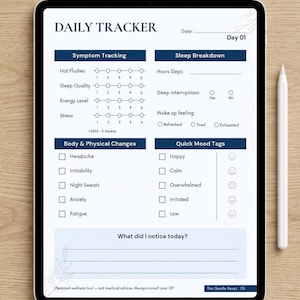 Könnte beinhalten: Ein digitaler Tages-Tracker auf einem Tablet-Bildschirm. Er enthält Abschnitte für Symptomverfolgung, Schlafaufschlüsselung, körperliche Veränderungen und Stimmungskategorien. Ein Stift liegt rechts. Text enthält "Daily Tracker" und "The Gentle Reset | 05".