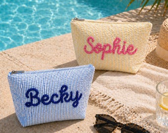 Benutzerdefinierte Preppy Seersucker Make-up-Tasche, benutzerdefinierte Brautgeschenke, gestickte Chenille-Schrift Name Strandtasche, Abschlussgeschenke