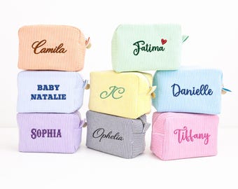 Pochette da toilette in seersucker con monogramma, trousse per il trucco personalizzata con iniziale per damigella d'onore, regalo per la festa di laurea