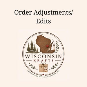 Può includere: Un logo circolare per Wisconsin Krafts che presenta una sagoma marrone dello stato del Wisconsin con un cuore rosso, una barca a vela, un faro e pini. Sotto il testo, è raffigurata una confezione regalo con un'etichetta, con il testo Order Adjustments/Edits.