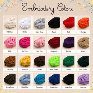 K&ouml;nnte beinhalten: Eine Farbkarte mit der Aufschrift "Embroidery Colors" zeigt 24 verschiedene Garnfarben. Zu den Farben geh&ouml;ren Off-White, Wei&szlig;, Hellgrau, Schwarz, Rot, Orange, Pink, Hot Pink, Hellrosa, Burgunder, Lila, Khaki, Karamell, Senf, Kaffee, Neongr&uuml;n, Gr&uuml;n, Dunkelgr&uuml;n, Armeegr&uuml;n, Hellblau, T&uuml;rkis, K&ouml;nigsblau, Marineblau und Lavendel.