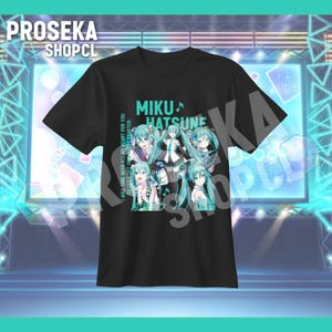 Puede incluir: Camiseta negra con un gráfico de Miku Hatsune con cabello turquesa y el texto "MIKU HATSUNE". La camiseta también incluye el texto "I WILL SING WITH ALL MY HEART FOR YOU SO LET'S GET THE PARTY STARTED!" y "PROSEKA SHOPCL".