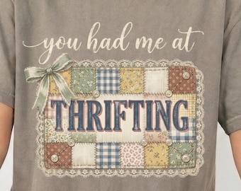 You Had Me At Thrifting PNG, conception de chemise patchwork vintage, amateur de friperie PNG, Style matelassé Cottagecore, noeud rétro tendance PNG