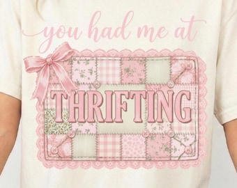 You Had Me At Thrifting PNG, conception de chemise d'amant de magasin d'occasions, PNG achats vintage, noeud de coquette rose de Patchwork, téléchargement numérique à la mode Png
