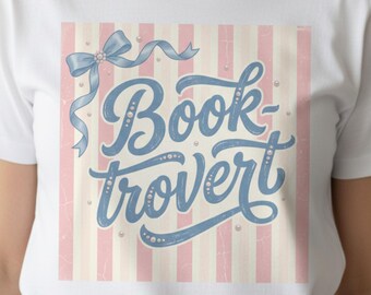 Conception de chemise PNG Trovert livre, bibliophile lecture citation, noeud coquette rayures rétro, rat de bibliothèque preppy Png, Png livresque pastel, png