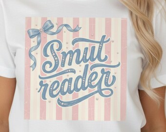 Conception de chemise PNG Smut Reader, rat de bibliothèque rayures preppy Png, citation de lecteur romantique, coquette noeud rayures rétro, png à la mode, téléchargement immédiat
