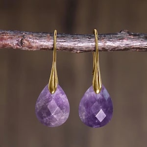 Pendientes colgantes de amatista natural facetada: lágrima dorada, sanación con cristales, chakra corona, piedra púrpura intensa
