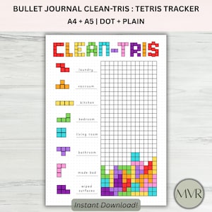 Op de afbeelding: Een witte bullet journal pagina met de tekst "CLEAN-TRIS" in kleurrijke blokletters. De pagina bevat een Tetris-thema schoonmaak tracker met gelabelde secties voor wasgoed, stofzuigen en meer. De woorden "Instant Download!" staan onderaan.