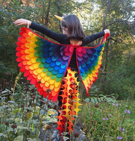 Red Rainbow Alicorn Costume Set, 3 pezzi / Corno magico, ali arcobaleno  svolazzabili e coda / costume unicorno volante / taglie da bambino a adulto  -  Italia