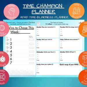 Op de afbeelding: Een Time Champion Planner met een blauwe achtergrond. De planner bevat secties voor wekelijkse doelen, dagelijkse structuur en tijdmanagementstrategieën. Het heeft roze en oranje cirkelvormige pictogrammen met tekst als "ADHD Friendly" en "Time Blocking."