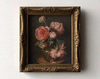 Puede incluir: Pintura enmarcada de un bodegón floral. La obra presenta un ramo de peonías rosas en un jarrón de cristal. El marco es ornamentado, con un acabado dorado. El fondo oscuro resalta las flores.