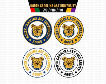 Puede incluir: Cuatro logotipos circulares con la mascota del bulldog Aggie de la Universidad North Carolina A&T. Los logotipos son en azul, dorado y negro, con el nombre de la universidad y el texto "Aggie". El banner superior dice "NORTH CAROLINA A&T UNIVERSITY SVG / PNG / PDF".