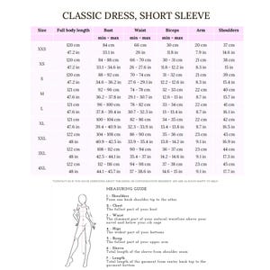 Pode incluir: Uma tabela de tamanhos para um vestido cl&aacute;ssico de manga curta com medidas em polegadas e cent&iacute;metros. A tabela inclui os tamanhos XXS a 4XL e lista as medidas para o comprimento total do corpo, o busto, a cintura, os b&iacute;ceps, o bra&ccedil;o e os ombros.