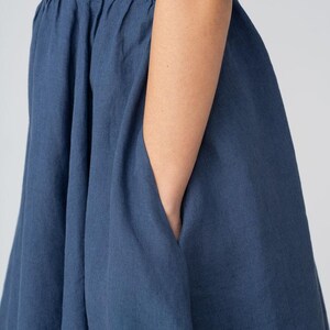 Vestido clássico de linho com gola Peter Pan e mangas curtas, azul luar. imagem 7
