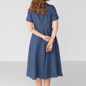 Vestido clássico de linho com gola Peter Pan e mangas curtas, azul luar. imagem 9