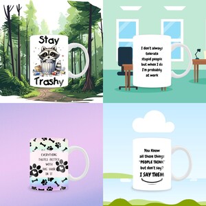 Könnte beinhalten: Vier weiße Keramikbecher mit humorvollem Text und Grafiken. Ein Becher zeigt einen Waschbären in einem Mülleimer mit den Worten "Stay Trashy". Ein anderer sagt: "Ich toleriere nicht immer dumme Leute, aber wenn ich es tue, bin ich wahrscheinlich bei der Arbeit."